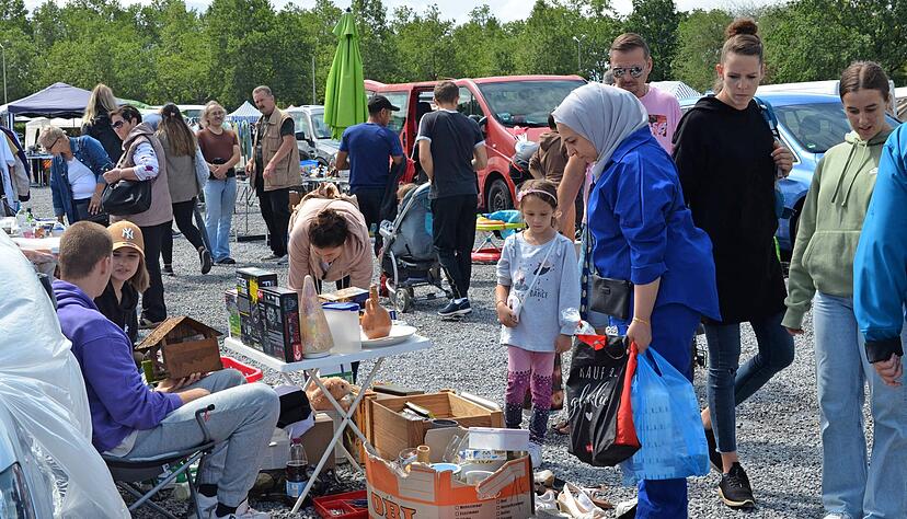 Eine Mischung aus Profis mit Neuwaren und Hobbyh&auml;ndlern, die ihre nicht mehr ben&ouml;tigten Dinge loswerden wollen, macht den Flohmarkt aus.