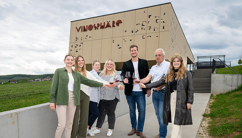 Weinhoheiten im Weingut Schropp (v. li.): Katharina Gräff, Julia Lambrich, Kim Weißflog, Ines Pfeiffer, Moritz Ocker, Martin Schropp, Charlotte Weihl. Weinhoheiten im Weingut Schropp (v. li.): Katharina Gräff, Julia Lambrich, Kim Weißflog, Ines Pfeiffer, Moritz Ocker, Martin Schropp, Charlotte Weihl.