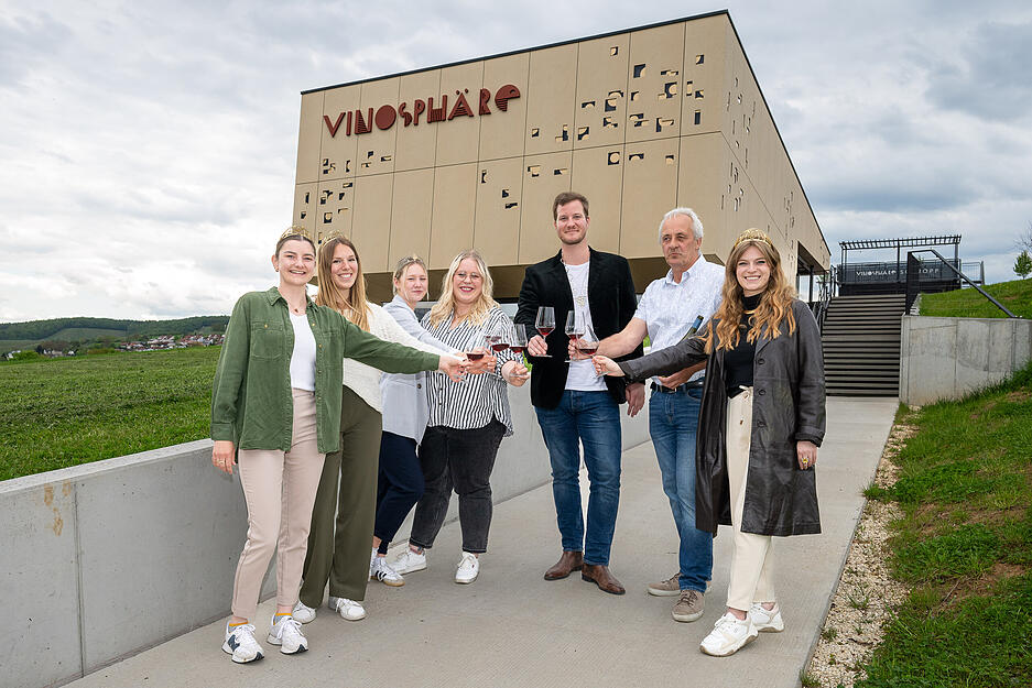 Weinhoheiten im Weingut Schropp (v. li.): Katharina Gr&auml;ff, Julia Lambrich, Kim Wei&szlig;flog, Ines Pfeiffer, Moritz Ocker, Martin Schropp, Charlotte Weihl.