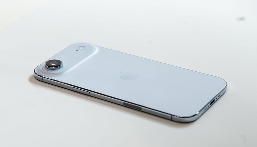 Die Computer-Technik des iPhone Air passt in die Kamera-Wölbung. Den Rest füllt die Batterie aus. Die Computer-Technik des iPhone Air passt in die Kamera-Wölbung. Den Rest füllt die Batterie aus.