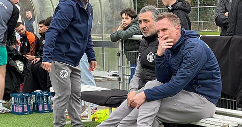 Der Vorsitzende des VfR Heilbronn, Onur Celik (links), hat die Mitglieder über den Frankenstadion-Einzug des Regionalligisten SGV Freiberg informiert. Trainer Andreas Lechner muss derweil den Verbandsliga-Klassenerhalt sichern. Der Vorsitzende des VfR Heilbronn, Onur Celik (links), hat die Mitglieder über den Frankenstadion-Einzug des Regionalligisten SGV Freiberg informiert. Trainer Andreas Lechner muss derweil den Verbandsliga-Klassenerhalt sichern.