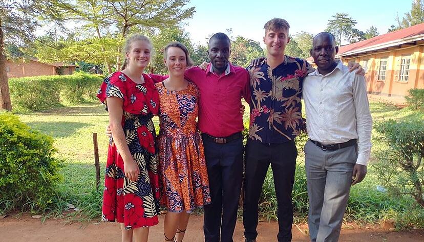 Meine Mitfreiwilligen (Antonia und Moritz) mit mir und zwei Lehrern unserer Schule. Fotos: privat