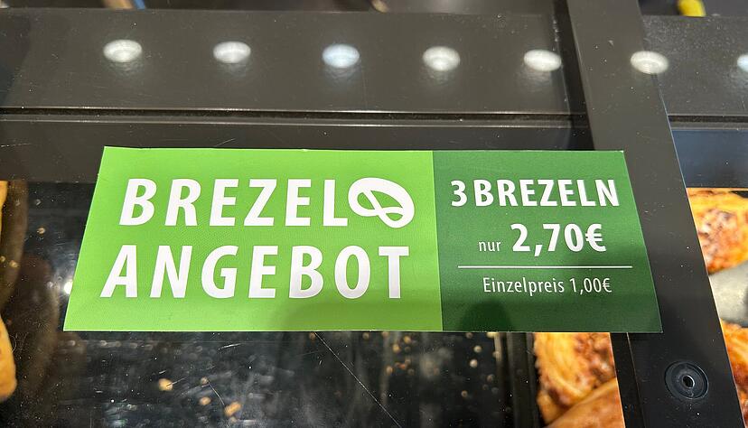Eine Brezel bei der Bäckerei Härdtner Mitterer kostet seit dem 1. August einen Euro. Dennoch wirbt die Bäckerei mit einem Angebot. Eine Brezel bei der Bäckerei Härdtner Mitterer kostet seit dem 1. August einen Euro. Dennoch wirbt die Bäckerei mit einem Angebot.