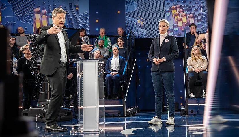 13.02.2025, Berlin: Robert Habeck (l), Kanzlerkandidat von Bündnis 90/Die Grünen und Bundesminister für Wirtschaft und Klimaschutz, spricht neben Alice Weidel, Kanzlerkandidatin der AfD, in der ZDF-Sendung «Klartext». Bürgerinnen und Bürger haben in der Sendung die Gelegenheit den Kanzlerkandidaten ihre Fragen zu stellen. Foto: Michael Kappeler/dpa- Pool/dpa +++ dpa-Bildfunk +++ 13.02.2025, Berlin: Robert Habeck (l), Kanzlerkandidat von Bündnis 90/Die Grünen und Bundesminister für Wirtschaft und Klimaschutz, spricht neben Alice Weidel, Kanzlerkandidatin der AfD, in der ZDF-Sendung «Klartext». Bürgerinnen und Bürger haben in der Sendung die Gelegenheit den Kanzlerkandidaten ihre Fragen zu stellen. Foto: Michael Kappeler/dpa- Pool/dpa +++ dpa-Bildfunk +++