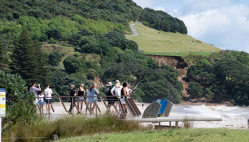 Die Einsatzteams suchen weiter unerm&uuml;dlich nach &Uuml;berlebenden.