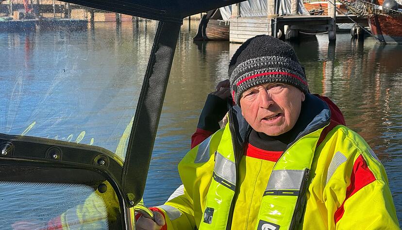 Mecklenburg-Vorpommerns Umweltminister Till Backhaus (SPD) ist am Sonntag erneut raus zum vor Poel liegenden Buckelwal gefahren.