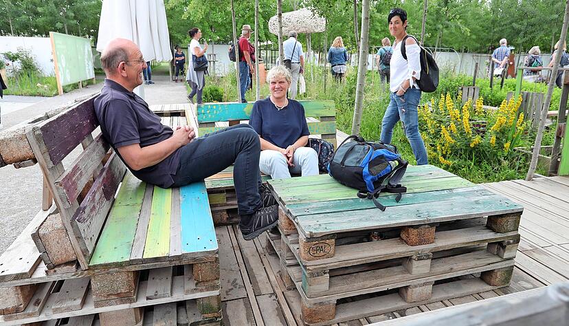 Art der Sitzgelegenheit: Palettenmöbel
Standort(e): interkultureller Garten (Ikuga) im Inzwischenland.
Anzahl: 1
mobil: nein
Besonderheit: einfache und erstaunlich bequeme Sitzmöbel mit Blick auf die kreativ bewirtschafteten Gartenparzellen des Ikuga. Art der Sitzgelegenheit: Palettenmöbel
Standort(e): interkultureller Garten (Ikuga) im Inzwischenland.
Anzahl: 1
mobil: nein
Besonderheit: einfache und erstaunlich bequeme Sitzmöbel mit Blick auf die kreativ bewirtschafteten Gartenparzellen des Ikuga.