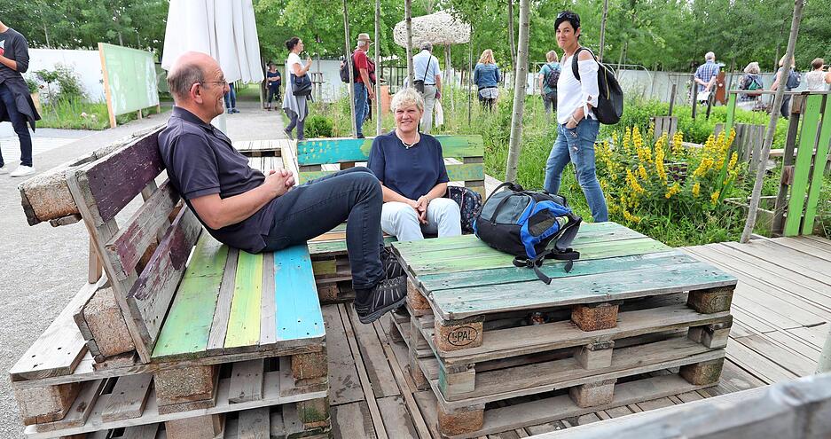 Art der Sitzgelegenheit: Palettenmöbel

Standort(e): interkultureller Garten (Ikuga) im Inzwischenland.

Anzahl: 1

mobil: nein

Besonderheit: einfache und erstaunlich bequeme Sitzmöbel mit Blick auf die kreativ bewirtschafteten Gartenparzellen des Ikuga.