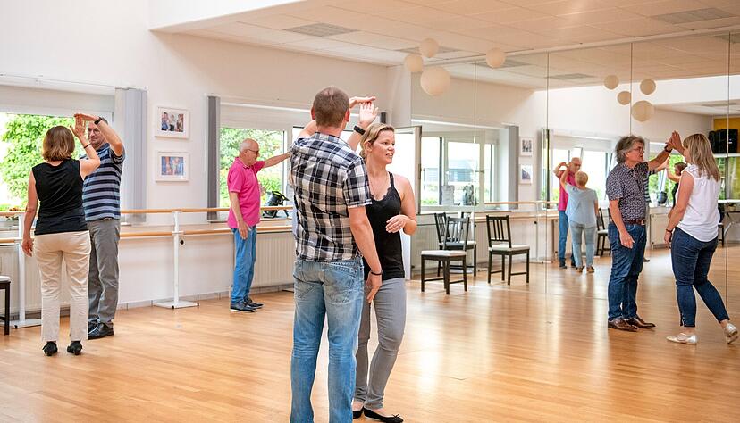 So einfach wie Laufen? Felix und Svenja Jung (Mitte) machen beim Discofox-Workshop der Fleiner Tanzschule Tanztraum Schritt f&uuml;r Schritt vor.
Foto: Christiana Kunz