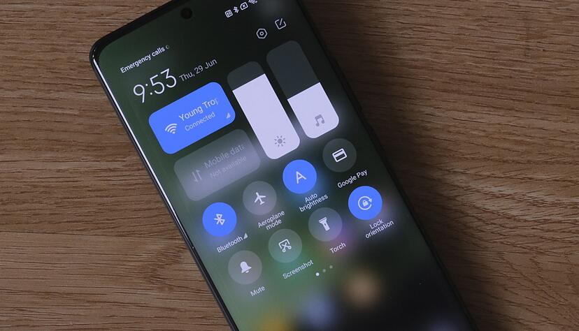 Schaut nach Apple aus: Das Schnellzugriff-Menü beim Xiaomi 13 Ultra. Schaut nach Apple aus: Das Schnellzugriff-Menü beim Xiaomi 13 Ultra.