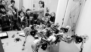 Das ist Lauron, der Laufroboter. Museumsp&auml;dagogin Maud Springer zeigt den Kindern die biologischen Vorbilder: Insekten. (Foto: Dittmar Dirks)