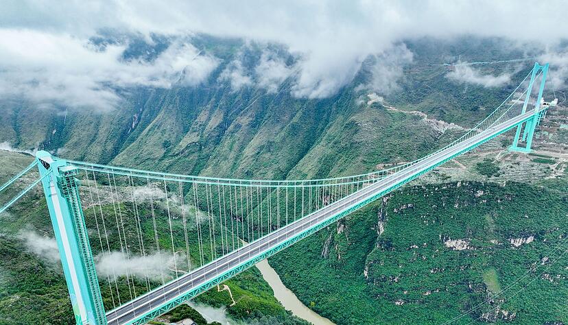 Die Huajiang Grand Canyon Bridge erreicht laut chinesischen Staatsmedien eine Höhe von bis zu 625 Metern. Die Huajiang Grand Canyon Bridge erreicht laut chinesischen Staatsmedien eine Höhe von bis zu 625 Metern.