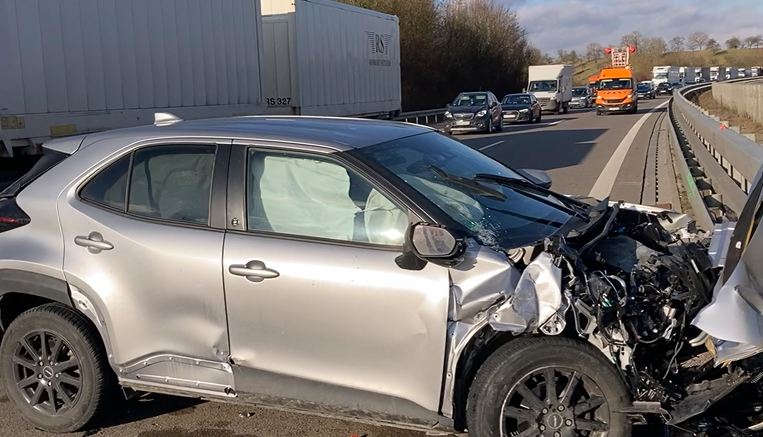 Bei Neuenstadt ist ein Auto auf der A81 mit einer Absperrwand kollidiert.