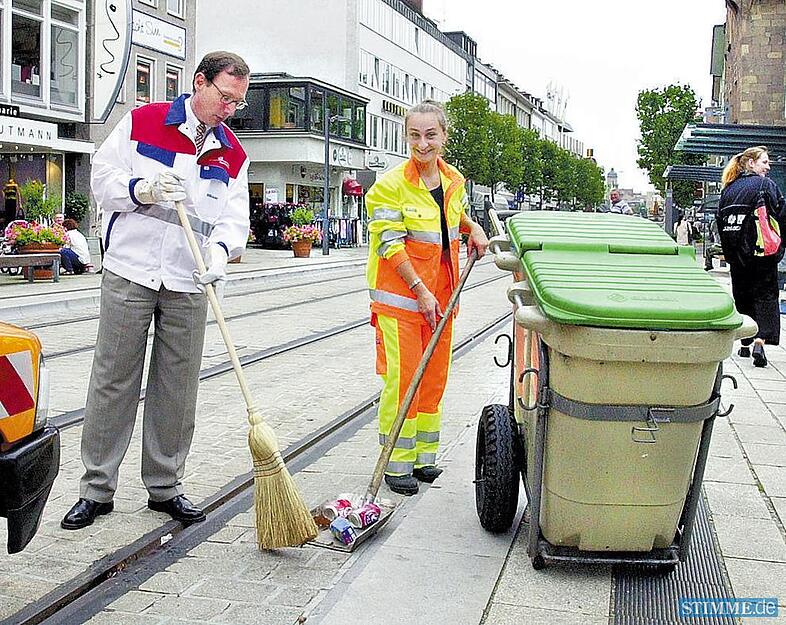 Im Rahmen des Maßnahmepakets für eine saubere Innenstadt stellt sich OB Himmelsbach im August 2000 als engagierter Feger im neuen Outfit der städtischen Reinigungskräfte vor.