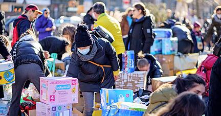 In Frankfurt sind an einer Sammelstelle viele Sachspenden zusammengekommen. Wohlfahrtsverbände raten im Moment jedoch zu Geldspenden, da Hilfsgüter so gezielter besorgt werden können.
Foto: dpa
