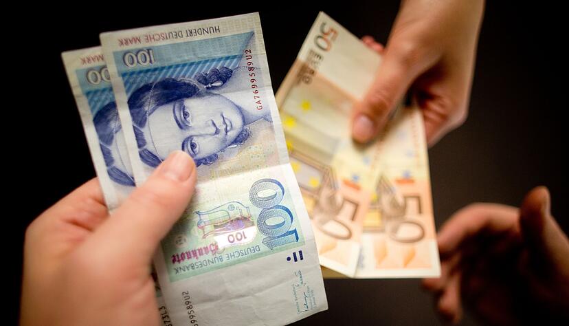 Zufallsfund oder aus Nostalgie über Jahre aufbewahrt: Jahr für Jahr tauschen Menschen Millionensummen alter D-Mark-Bestände bei der Bundesbank in Euro um. (Symbolbild) Zufallsfund oder aus Nostalgie über Jahre aufbewahrt: Jahr für Jahr tauschen Menschen Millionensummen alter D-Mark-Bestände bei der Bundesbank in Euro um. (Symbolbild)