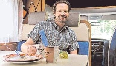 Roger Aerni genie&szlig;t das Leben und Reisen mit dem Wohnmobil. Ein Wochenend-Trip oder eine St&auml;dtetour lassen sich spontan angehen - ein Hotelzimmer m&uuml;ssen er und seine Frau Gaby nicht mieten, das Bett haben sie immer dabei.Fotos: Heike Kinkopf