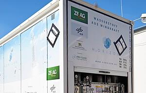 Ein Zeag-Wasserstoff-Trailer wird beim DLR mit gr&uuml;nem Wasserstoff aus eigener Produktion betankt.