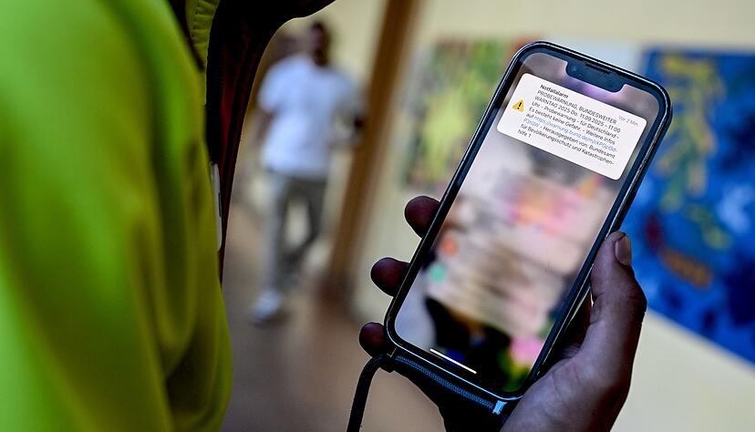 Der Probealarm sollte die meisten Handys auch dann erreichen, wenn keine Warnapps installiert sind. (Archivbild)