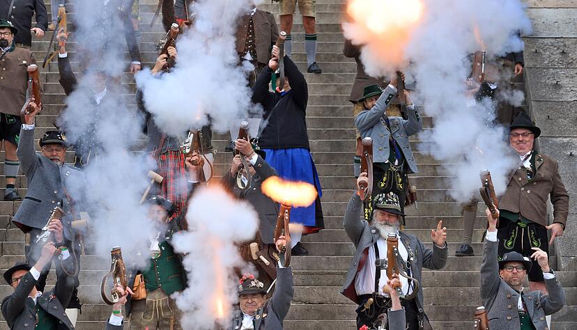 Böllerschüsse zum Wiesn-Ende. Böllerschüsse zum Wiesn-Ende.