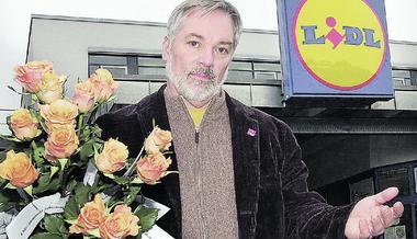 Der Rosenkavalier bleibt auf seinen Rosen sitzen: Der Heilbronner Verdi-Sekret&auml;r Helmut Schmidt durfte seine Frauentags-Blumen in der Filiale Urbanstra&szlig;e des Discounters Lidl nicht verteilen. (Foto: Rabea Sattar)