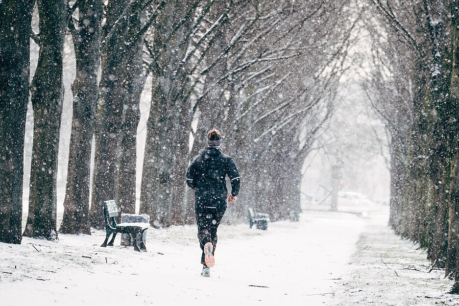 Sitzen ist das neue Rauchen. Und das ist der Weg aus der Sitzfalle: Bewegung - auch im Winter. Foto: dpa