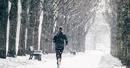 Sitzen ist das neue Rauchen. Und das ist der Weg aus der Sitzfalle: Bewegung - auch im Winter. Foto: dpa