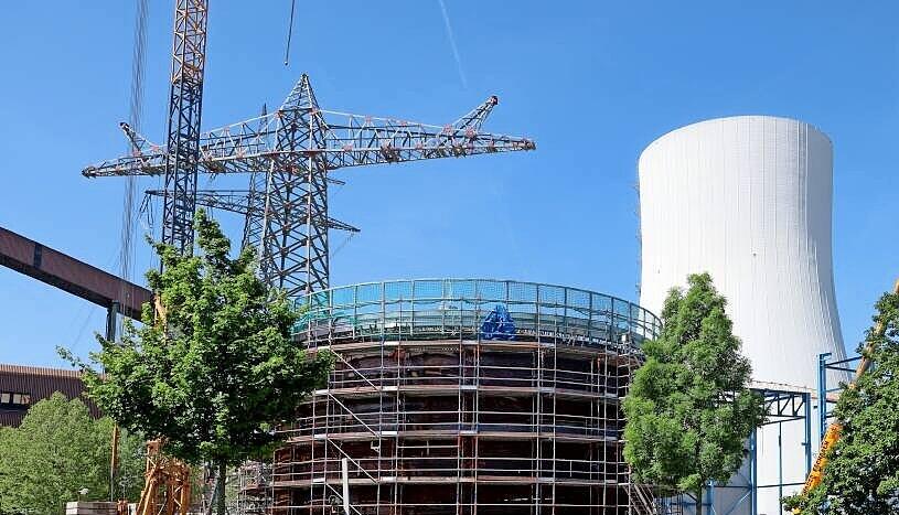 Auf der Baustelle entstehen die Gebäude für Turbine und Generator.