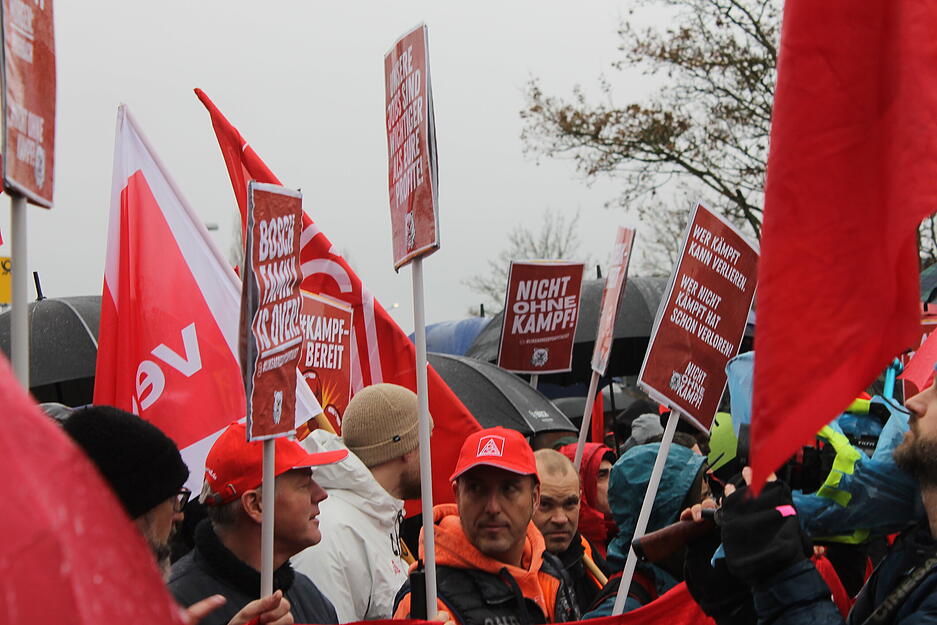 Bosch-Mitarbeiter zeigen mit Plakaten und Bannern ihre Haltung.