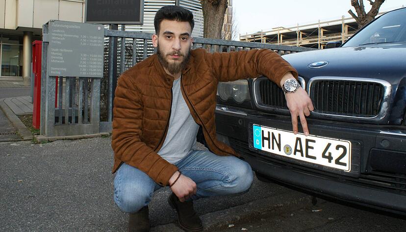 Acar ärgerte sich, weil er am Ende drei Kennzeichenpaare kaufen musste. Acar ärgerte sich, weil er am Ende drei Kennzeichenpaare kaufen musste.