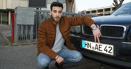 Acar ärgerte sich, weil er am Ende drei Kennzeichenpaare kaufen musste.