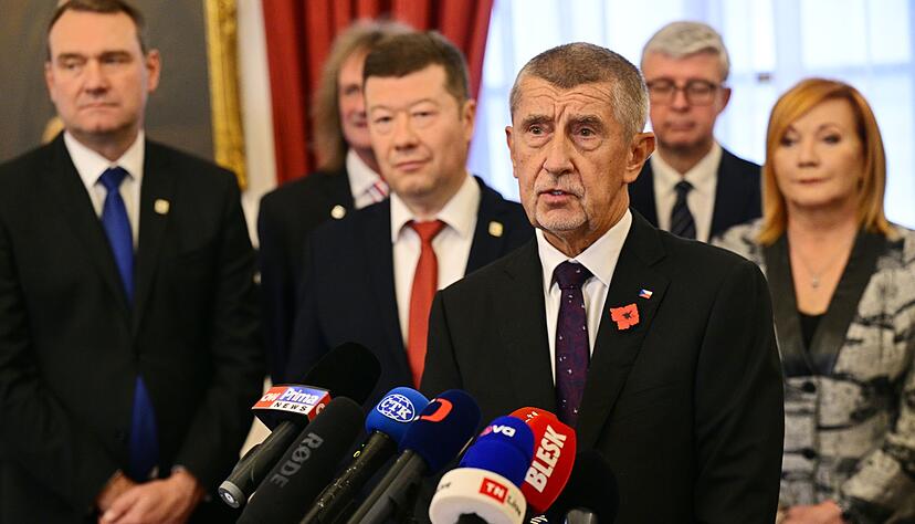 Andrej Babis (vorne), tschechischer Milliard&auml;r und Gr&uuml;nder der Partei ANO, hat in Prag einen Koalitionsvertrag mit den Vorsitzenden der ultrarechten Freiheit und direkte Demokratie (SPD) und der Autofahrerpartei Motoristen unterzeichnet.