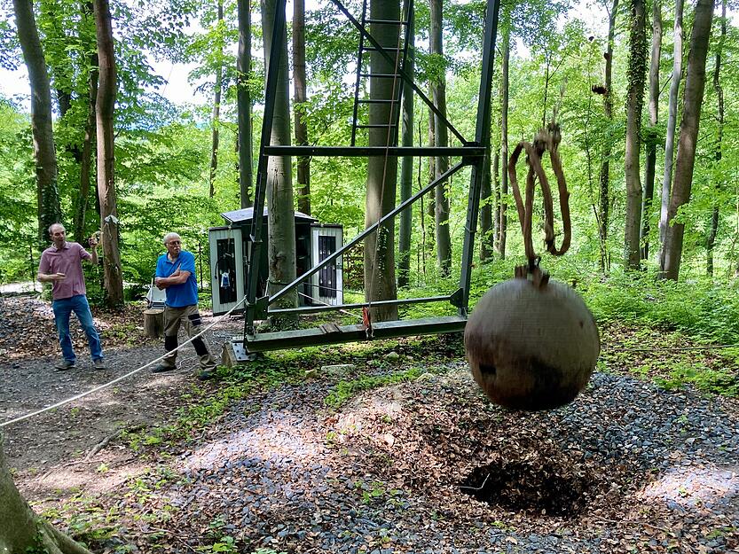 Die vier Tonnen schwere Mintrop-Kugel kurz vor dem Einschlag. Die Umstehenden sp&uuml;ren den Einschlag gut, mehr als 100 Meter weiter werden die Wellen noch aufgezeichnet.