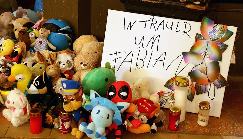 Kuscheltiere und Kerzen zum Gedenken an Fabian.