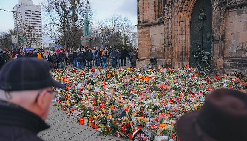 Ein Blumenmeer erstreckt sich an der Trauerstelle vor der Johanniskirche in Magdeburg nach dem Anschlag vom Freitagabend. Ein Blumenmeer erstreckt sich an der Trauerstelle vor der Johanniskirche in Magdeburg nach dem Anschlag vom Freitagabend.