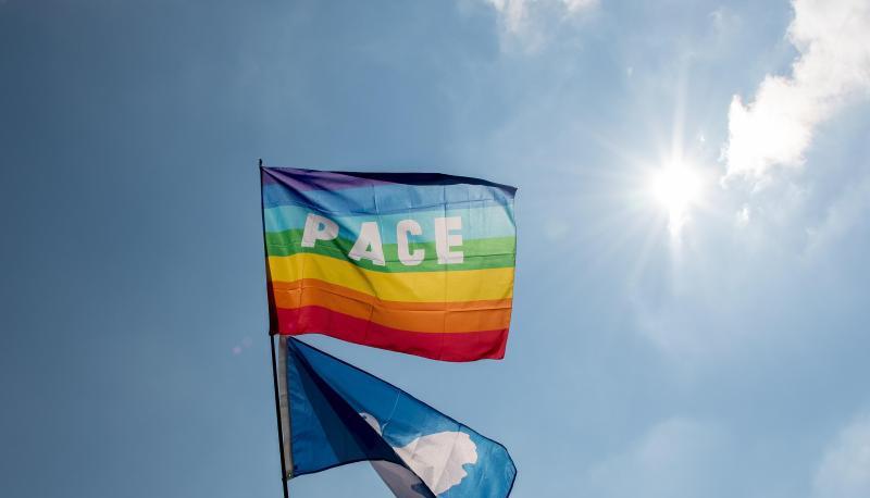 Teilnehmer am Ostermarsch halten Friedensflaggen in die Höhe. Foto: Daniel Maurer/Archiv Teilnehmer am Ostermarsch halten Friedensflaggen in die Höhe. Foto: Daniel Maurer/Archiv