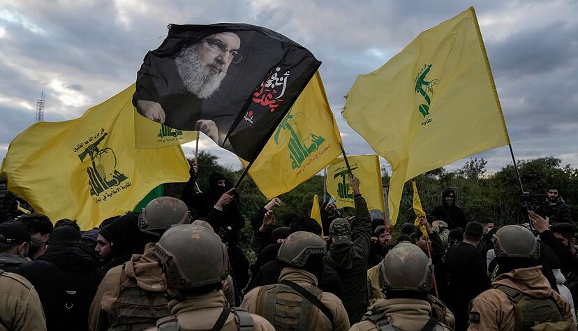 Anhänger der Hisbollah protestieren laut Medien gegen die Streichung eines Fluges aus dem Iran. (Archivbild) Anhänger der Hisbollah protestieren laut Medien gegen die Streichung eines Fluges aus dem Iran. (Archivbild)