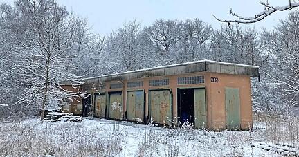 Ab vom Schuss steht im Stadtwald südlich der Waldheide eine alte Army-Funkstation.