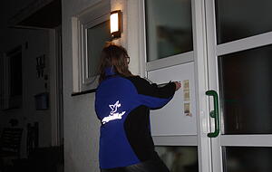 Häuser mit Bewegungsmelder für die Außenbeleuchtung erleichtern den Zeitungsausträgern die Arbeit. Häuser mit Bewegungsmelder für die Außenbeleuchtung erleichtern den Zeitungsausträgern die Arbeit.