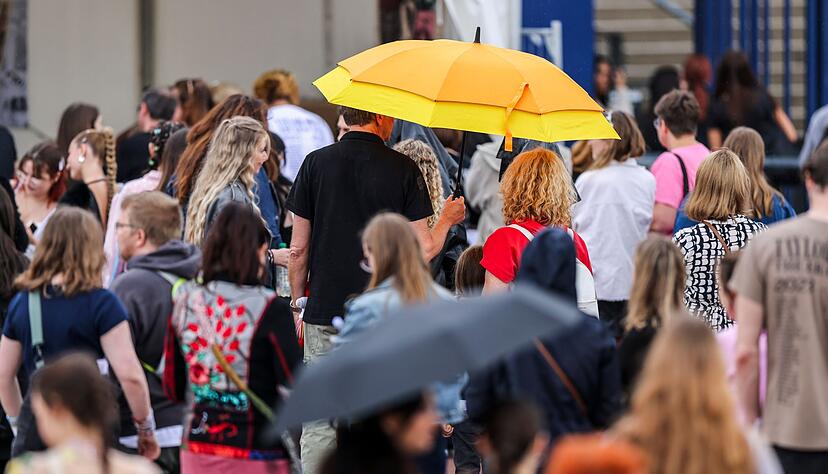 In ihren Konzertoutfits trotzden die Fans auch dem Regen. In ihren Konzertoutfits trotzden die Fans auch dem Regen.
