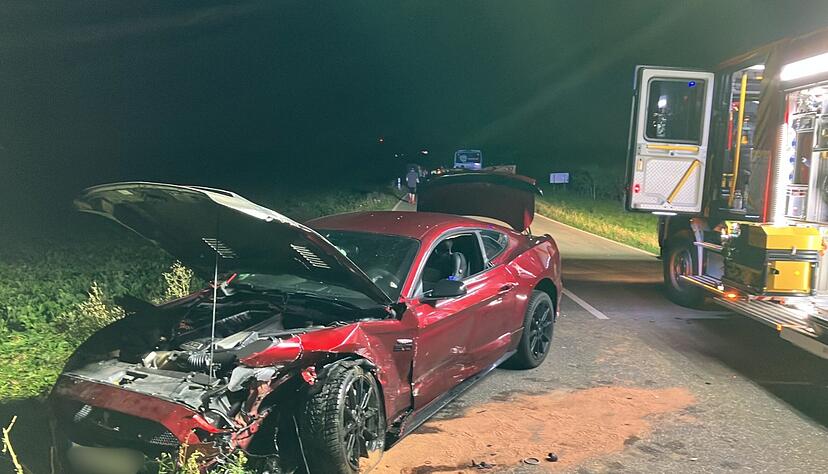 Bei einem Unfall zwischen Talheim und Lauffen wurden zwei Menschen schwer verletzt.