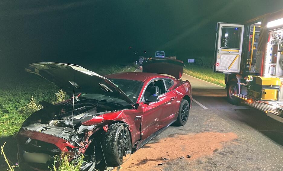 Bei einem Unfall zwischen Talheim und Lauffen wurden zwei Menschen schwer verletzt.
