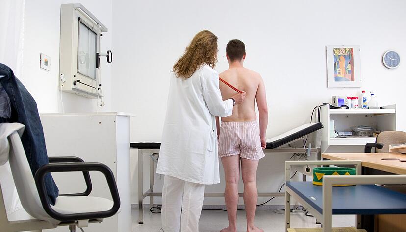 Ab 2026 sollen alle jungen Männer ab Jahrgang 2008 zu einer Musterung eingeladen werden: Die gesundheitliche Eignung wird dabei geprüft.