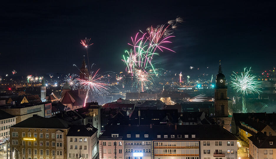 Silvester im Parkhotel und auf dem Theaterschiff Silvester im Parkhotel und auf dem Theaterschiff