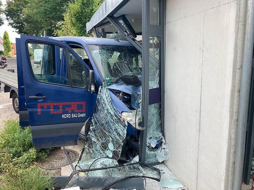 Transporter kracht in Pflegeheim