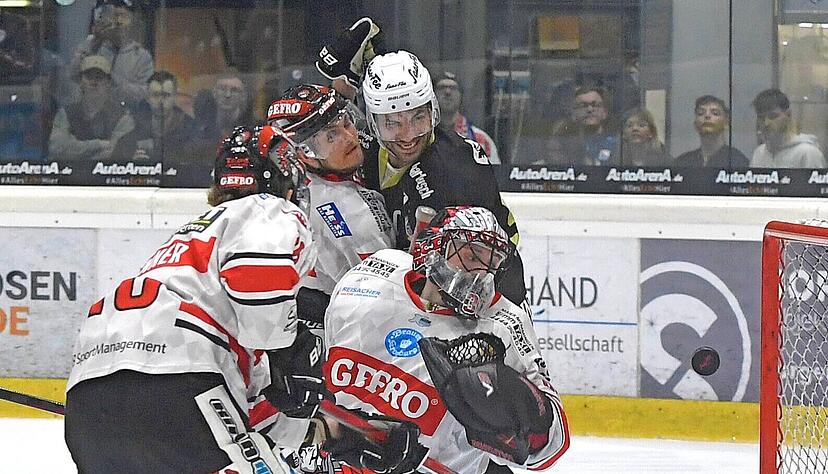 Marco Eisenhut im Tor der Memminger ahnt es schon: Die Scheibe fällt gleich in sein Gehäuse. Corey Mapes traf zum Ende eines furiosen Auftaktdrittels 37 Sekunden vor der Pause zum 4:0 für Heilbronn.
Foto: Mario Berger Marco Eisenhut im Tor der Memminger ahnt es schon: Die Scheibe fällt gleich in sein Gehäuse. Corey Mapes traf zum Ende eines furiosen Auftaktdrittels 37 Sekunden vor der Pause zum 4:0 für Heilbronn.
Foto: Mario Berger