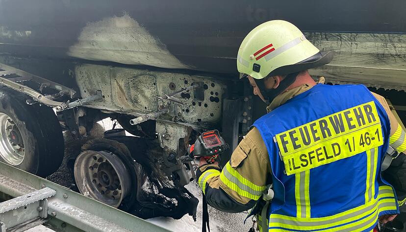An der A81 brannte am Montagvormittag ein Lkw. Die Bergungsarbeiten auf der Raststätte laufen. An der A81 brannte am Montagvormittag ein Lkw. Die Bergungsarbeiten auf der Raststätte laufen.