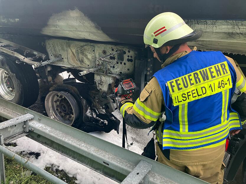 An der A81 brannte am Montagvormittag ein Lkw. Die Bergungsarbeiten auf der Raststätte laufen. An der A81 brannte am Montagvormittag ein Lkw. Die Bergungsarbeiten auf der Raststätte laufen.