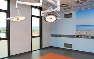 Mit Tageslicht: Drei OP-Säle und einen Aufwachraum gibt es im Klinikbereich, weitere Eingriffsräume in der Praxis.