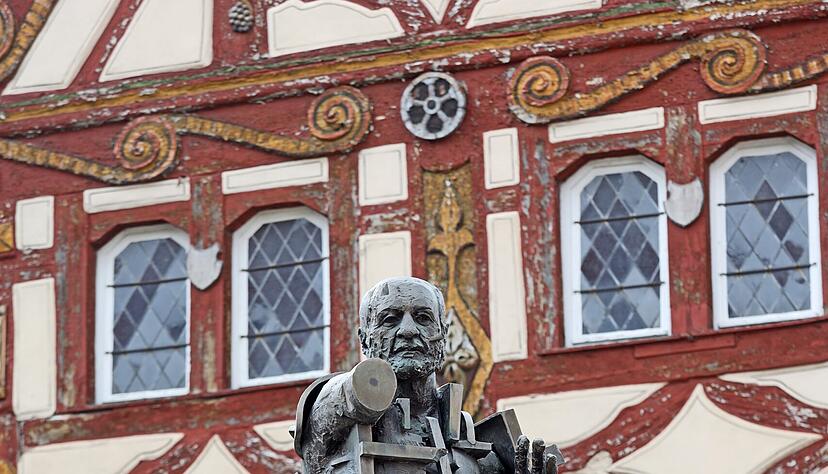 Der Ritter Götz von Berlichingen mit seiner Eisernen Hand ist in Jagsthausen allgegenwärtig. Hier ist er auf einem Brunnen vor dem Alten Rathaus zu sehen, das mit einem außergewöhnlichen Fachwerk beeindruckt.
Fotos: Ralf Seidel
